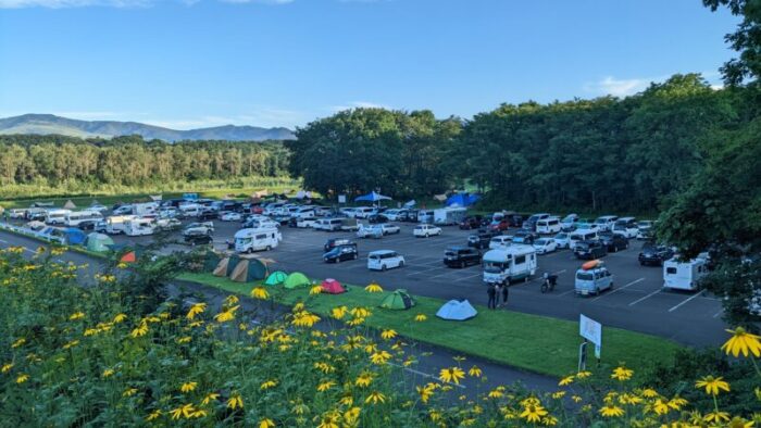 バルーンフェスティバルの日のキャンプ場駐車場の画像