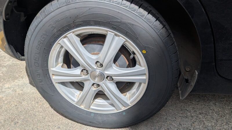 タイヤフッドで購入したトーヨー NANOENERGY 3 PLUS 185/70R14を装着した状態(2026年8月15日撮影)